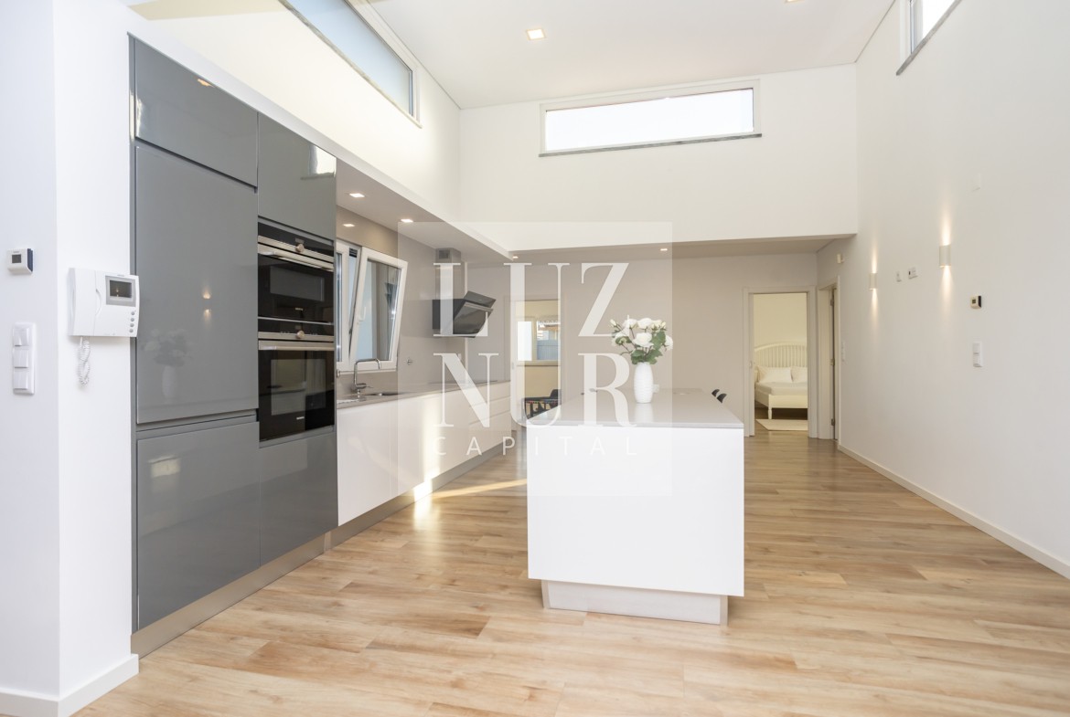 323